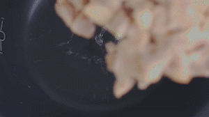 把雞、火腿、椰子水、椰肉、姜、紅棗放入電飯鍋，按下煲湯功能。