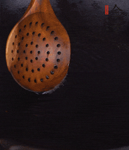 鍋中多倒些花生油，油溫達80度時，下芋頭丁炸 40 秒，直到表皮金黃，撈出待用。