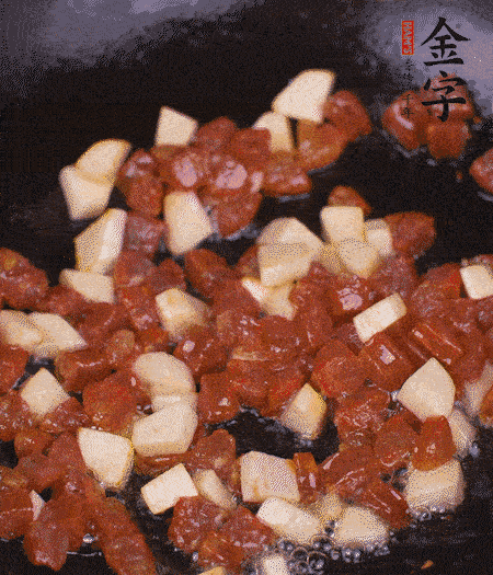 鍋中熱油，下香腸丁、茭白丁大火炒出香味。倒入米飯拍散，炒2～3分鐘。