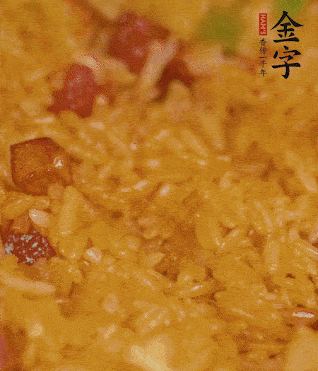 放一撮鹽、生抽少許，倒入炸好的芋頭。最后撒蔥花、蒜末翻炒均勻。