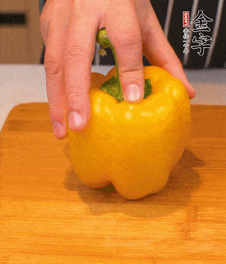 干花菇提前泡發(fā)，胡蘿卜、青椒、黃椒和花菇切丁，小紅椒切圈，小蔥切末。