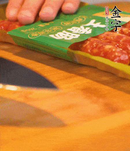 洋蔥切丁，金字土香腸切片。