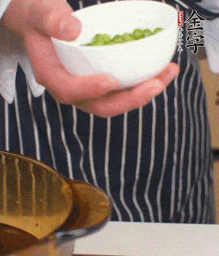 胡蘿卜、豌豆和干花菇焯水。