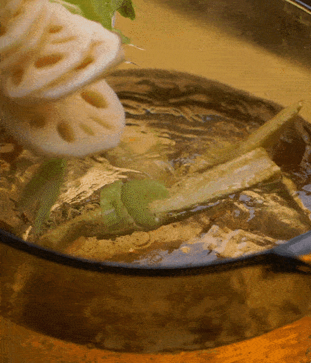 把玉米筍（對半切開）、西芹（切斜片）、蓮藕（切片），放入開水鍋內(nèi)，加點少許鹽、油，汆燙2分鐘。