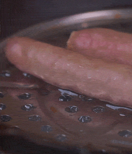 金字10°鮮低溫香腸蒸10分鐘后，切片。