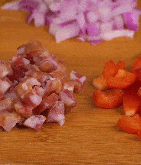 黃椒、紅椒、白洋蔥、土豆、大蔥分別切丁。金字10°鮮低溫香腸切丁。