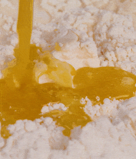 加融化的30g黃油（要不熱再倒）、黃椒、紅椒、白洋蔥、土豆、大蔥、香腸繼續(xù)攪拌均勻。