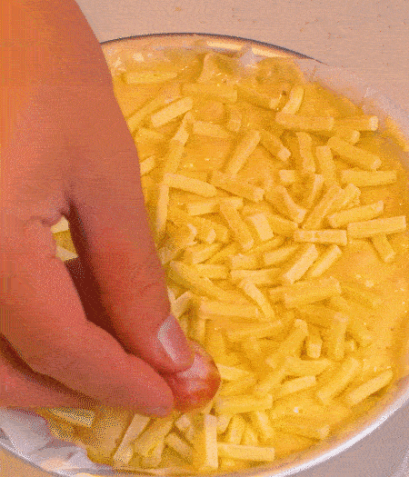 撒上馬蘇里拉芝士，用香腸片裝飾表面，180攝氏度烤箱烤20-25分鐘。