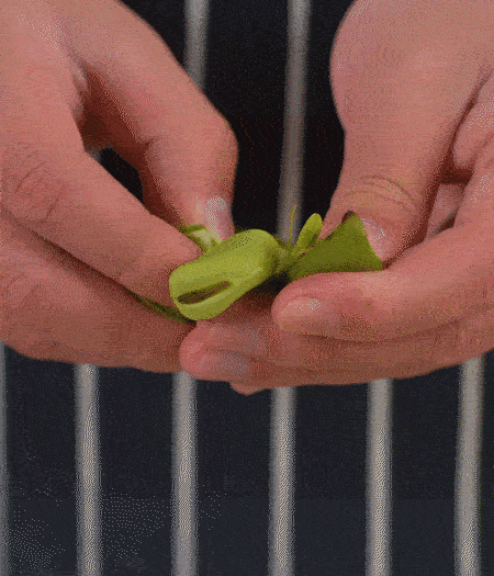 選用鮮嫩蠶豆，剝?nèi)ネ鈿ち粝露姑紫磧簦_(kāi)成兩瓣。