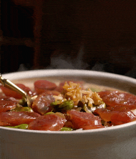 用生抽、白糖、蠔油、芝麻油調(diào)個(gè)汁，淋汁、攪拌、開(kāi)吃。