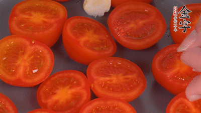 洗凈晾干的小番茄，對(duì)半切開(kāi)，加切塊的大蒜、迷迭香、黑胡椒、橄欖油190度烤40分鐘、200度烤20分鐘。