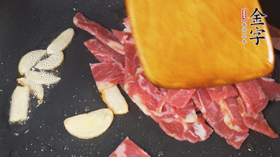 意面按照包裝時(shí)間煮熟過(guò)涼水，金字淡火腿切成小片。