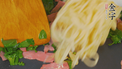 鍋中倒油燒熱，蒜片煸香，淡火腿略翻炒。