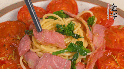 加菜花翻炒1分鐘后加意面，翻炒1分鐘后用少許鹽、黑胡椒調(diào)味即可。