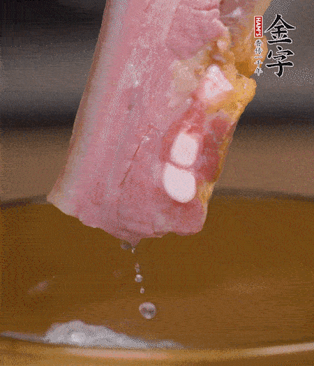 煮過的西蘭花切碎。煮熟的淡咸肉切丁。