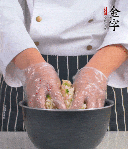 米飯中放西蘭花碎、咸肉丁，加少許黑胡椒、十來滴橄欖油拌勻。