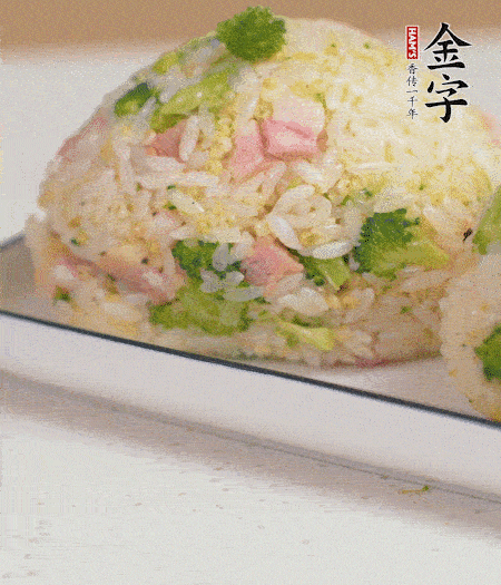 拌好的飯攥成飯團(tuán)。