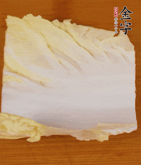 一片白菜一片淡火腿交替疊起，疊個兩三層放進鍋內，直到塞滿鍋。