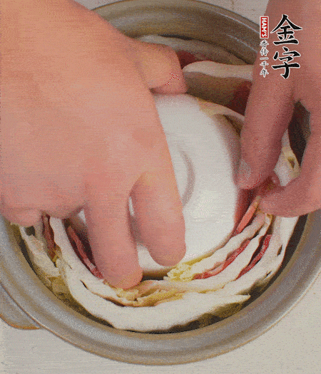 寬度剛好是鍋的高度?？垡粋€小碗更有助于幫助造型。