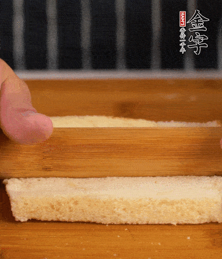 吐司切去四邊，搟??；烤腸竹簽穿過(guò)。