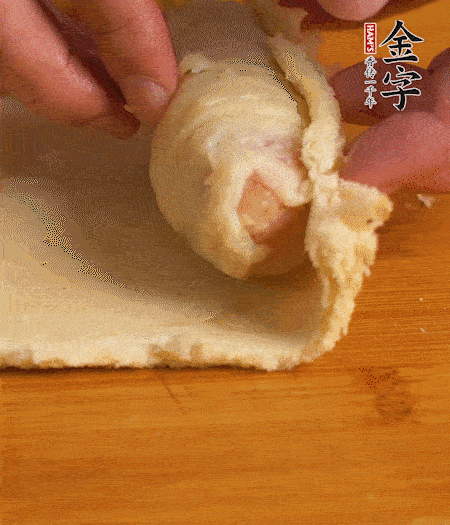 吐司卷起香腸，吐司尾端涂抹少許全蛋液，卷好的吐司表面蘸上蛋液，在裹上一層面包糠，送入預(yù)熱好的烤箱中。