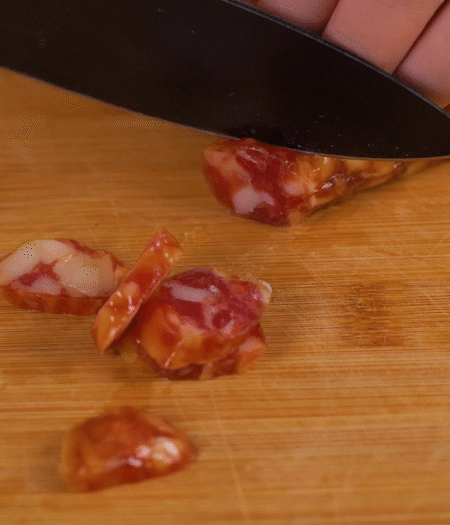 香腸切薄片。