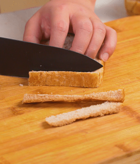 取1片黑麥吐司片，去掉邊邊，涂上一層蛋黃醬。