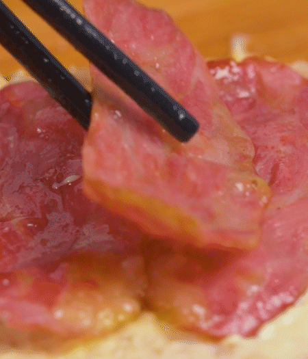 放上火腿、芝士片、生菜，再放一片土司。