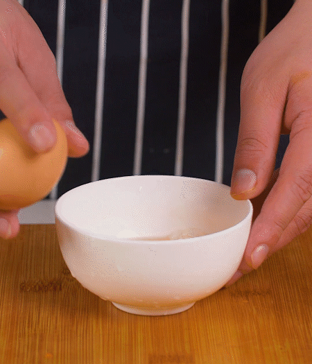 起鍋熱油，蛋液煎成雞蛋碎。金字淡咸肉切成絲。