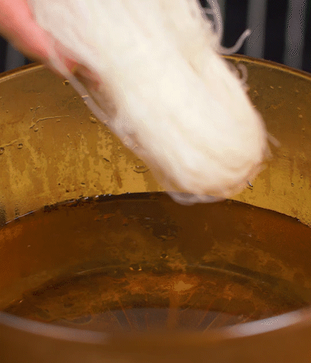 粉絲熱水泡軟。蒜、姜切碎末，小蔥切蔥花、小米椒切圈。金字火腿切薄片。