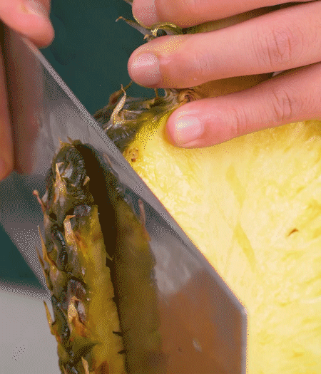 鳳梨去皮把果肉切塊，醬肉切小塊。