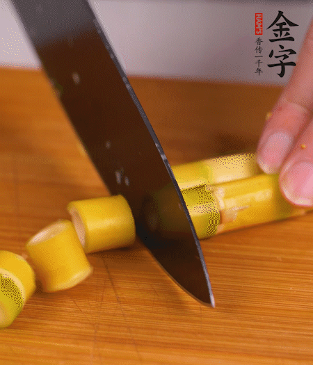 小野筍剝?nèi)ネ馄?，切成小段?>
					</div>
					<span>步驟 2/7</span>
					<p>小野筍剝?nèi)ネ馄?，切成小段?/p>
				</li><li>
					<div   id=