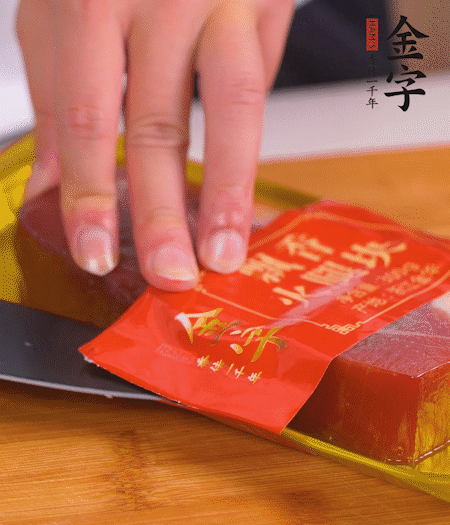 金字火腿切片，生姜切絲，蔥白切末。