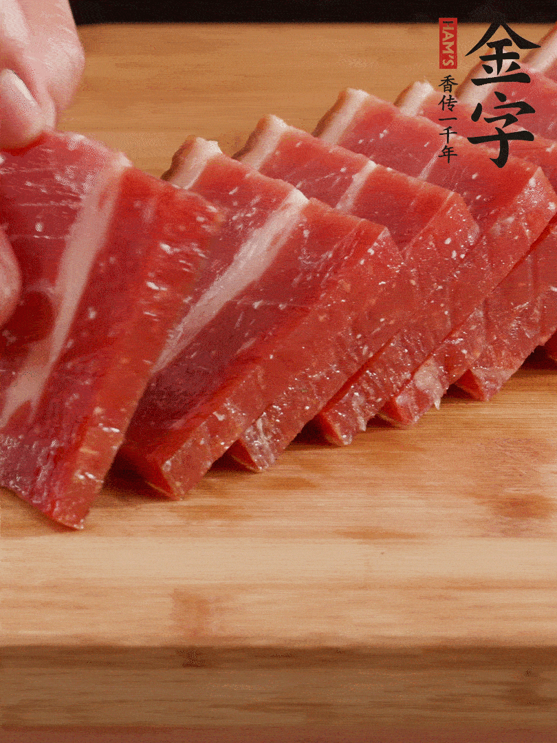 金字火腿上方切厚片的火腿。