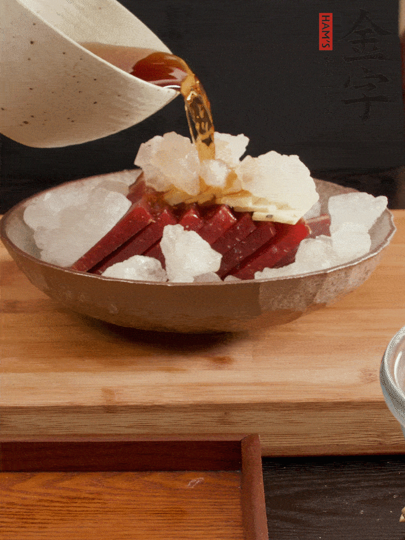 加姜片、冰糖、黃酒、水，蒸60分鐘，將火腿的咸逼出來。