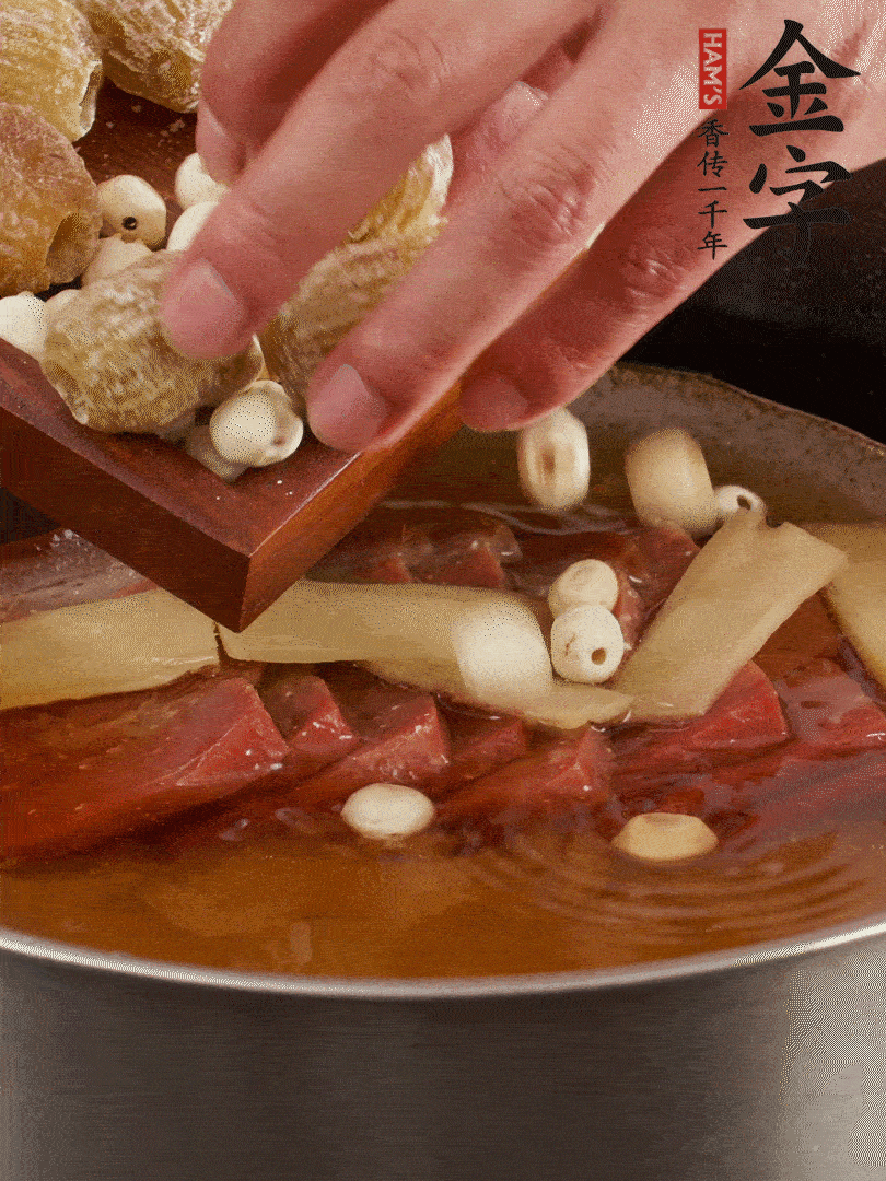 待冰糖融化后，放入蜜棗、蓮子同蒸25分鐘左右。