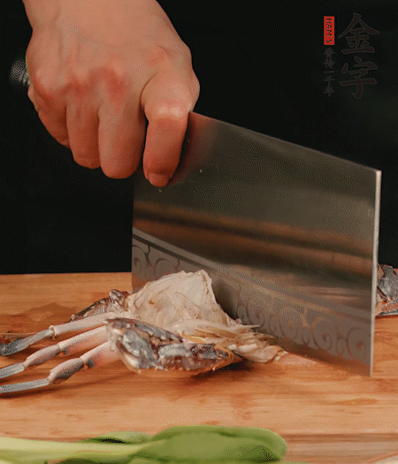 蟹殼拆開，去掉蟹肺、蟹心、蟹腮，切成4小塊。