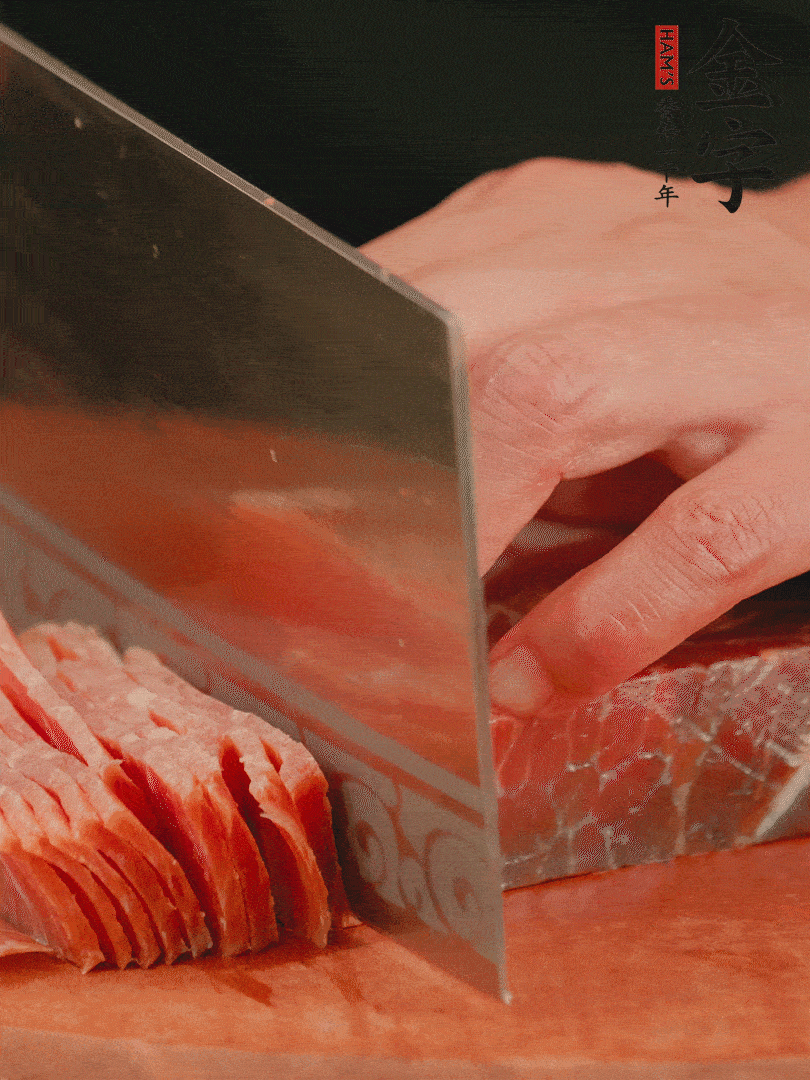 新鮮雞腿用刀在表面劃幾刀。金字火腿切薄片備用。