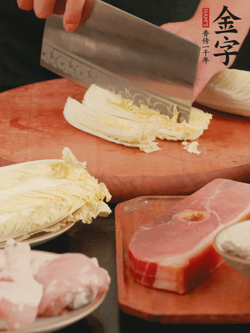 白菜去掉頭尾，對(duì)半豎切，再均勻切4刀。