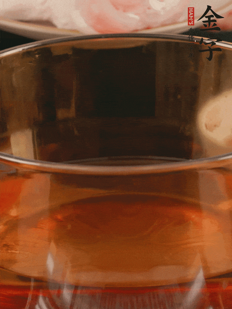 雞腿冷水入鍋，加姜片料酒焯水，撈出溫水洗凈。