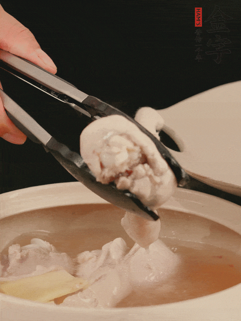 雞腿放入砂鍋，加姜片、料酒、清水，中火燉煮20分鐘撈出。