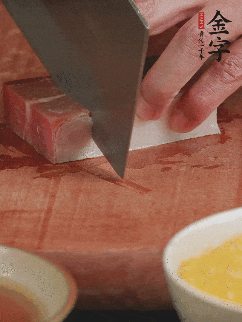 金字火腿去皮，切成大塊。