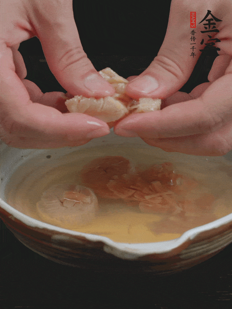 元貝溫水泡發(fā)，拆成細(xì)絲。