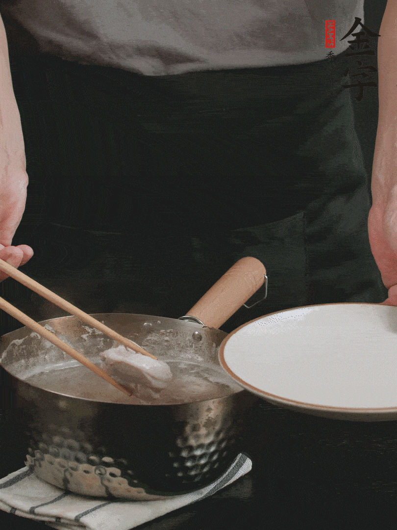 雞塊冷水下鍋，加姜片、料酒焯水，撈出洗凈備用。