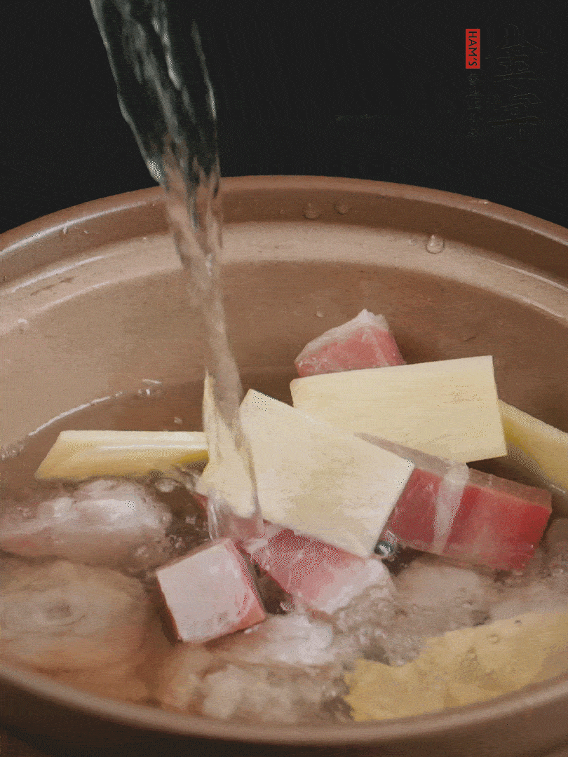 雞塊、火腿、姜片加適量料酒、清水燉80分鐘。