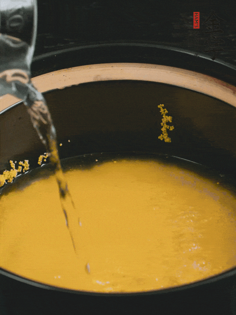 小米洗凈后，加水小火煲1個(gè)小時(shí)。