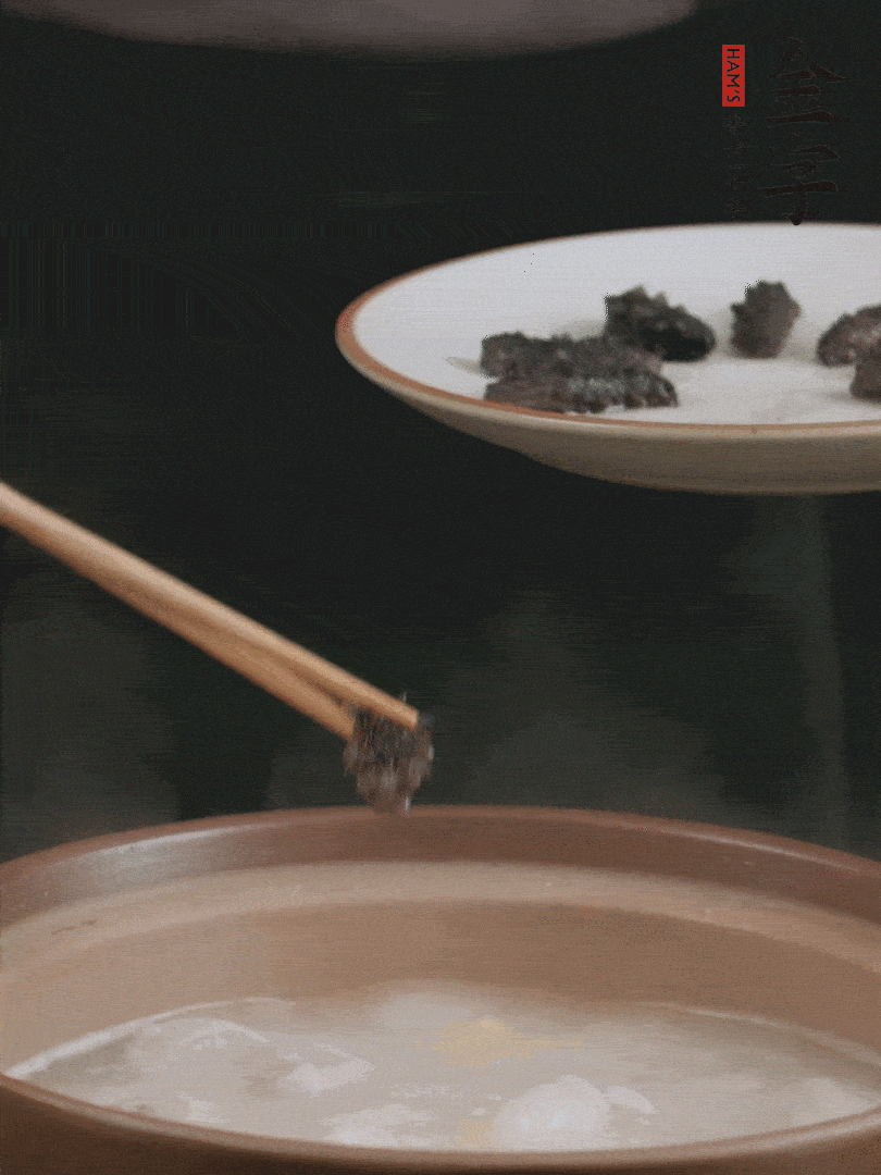 期間雞湯燉到80分鐘時(shí)，加小海參再燉10分鐘。