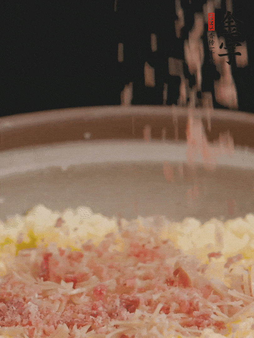 加雞湯沒(méi)過(guò)，放干貝絲、火腿末、小海參。