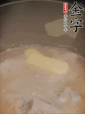 排骨洗凈，加生姜、黃酒焯水，溫水洗凈備用。