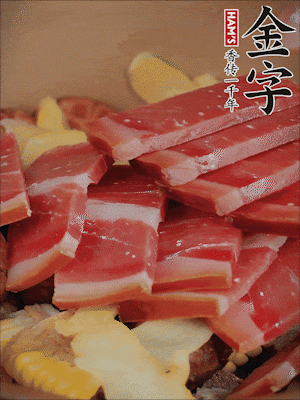 除鮑魚外的所有材料放進(jìn)鍋里，加清水、姜、黃酒，大火燒開，轉(zhuǎn)小火煲90分鐘。